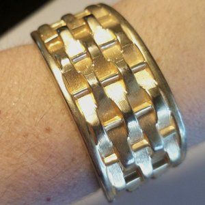 VINTAGE GOLD TONE TEXTURED BASKET WEAVE HINGED BANGLE BRACELET WIDE 1.25"